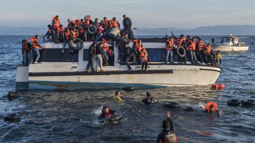 syrians_and_iraq_refugees_arrive_at_skala_sykamias_lesvos_greece