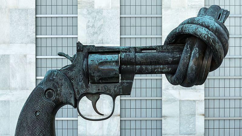 800px-non-violence_by_carl_fredrik_reutersward_-_united_nations_new_york_ny_usa_-_august_18_2015_02