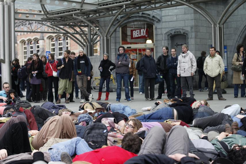 Flash mob tegen militaire interventie in Libië