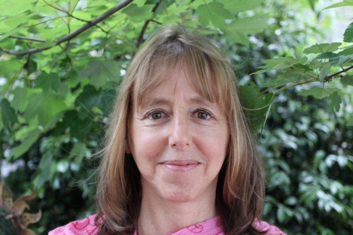 “Het geld dat we dringend nodig hebben om klimaatmaatregelen te nemen, zit vast in het defensiebudget”. Interview met Medea Benjamin