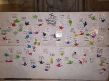 Het resultaat van de workshop samen met WensMens. Bezoekers konden een origami kraanvogels leren vouwen en deze samen met een wens ophangen aan de wensenmuur.