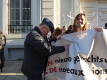 Vredesactivisten brengen onverwachts bezoek aan de ambtswoning van de premier